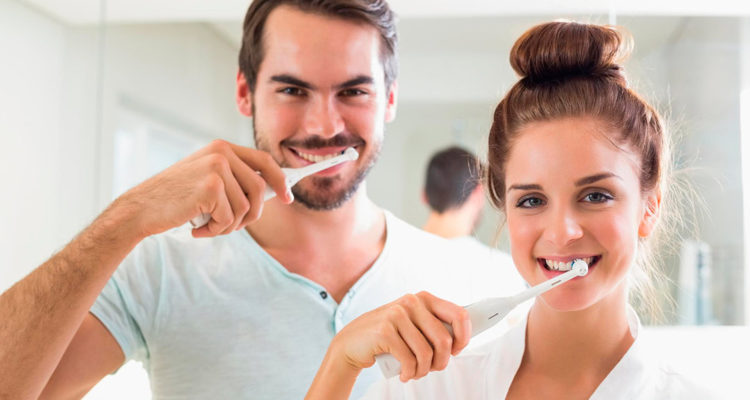 personas cepillandose los dientes prevenir gingivitis